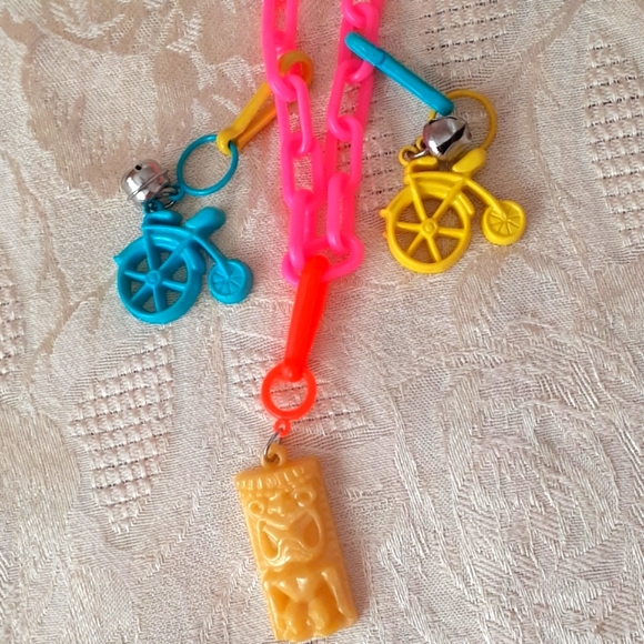 *Vintage 1980's Plastic Necklaces with Charms/Clips - Picture 2 of 8
